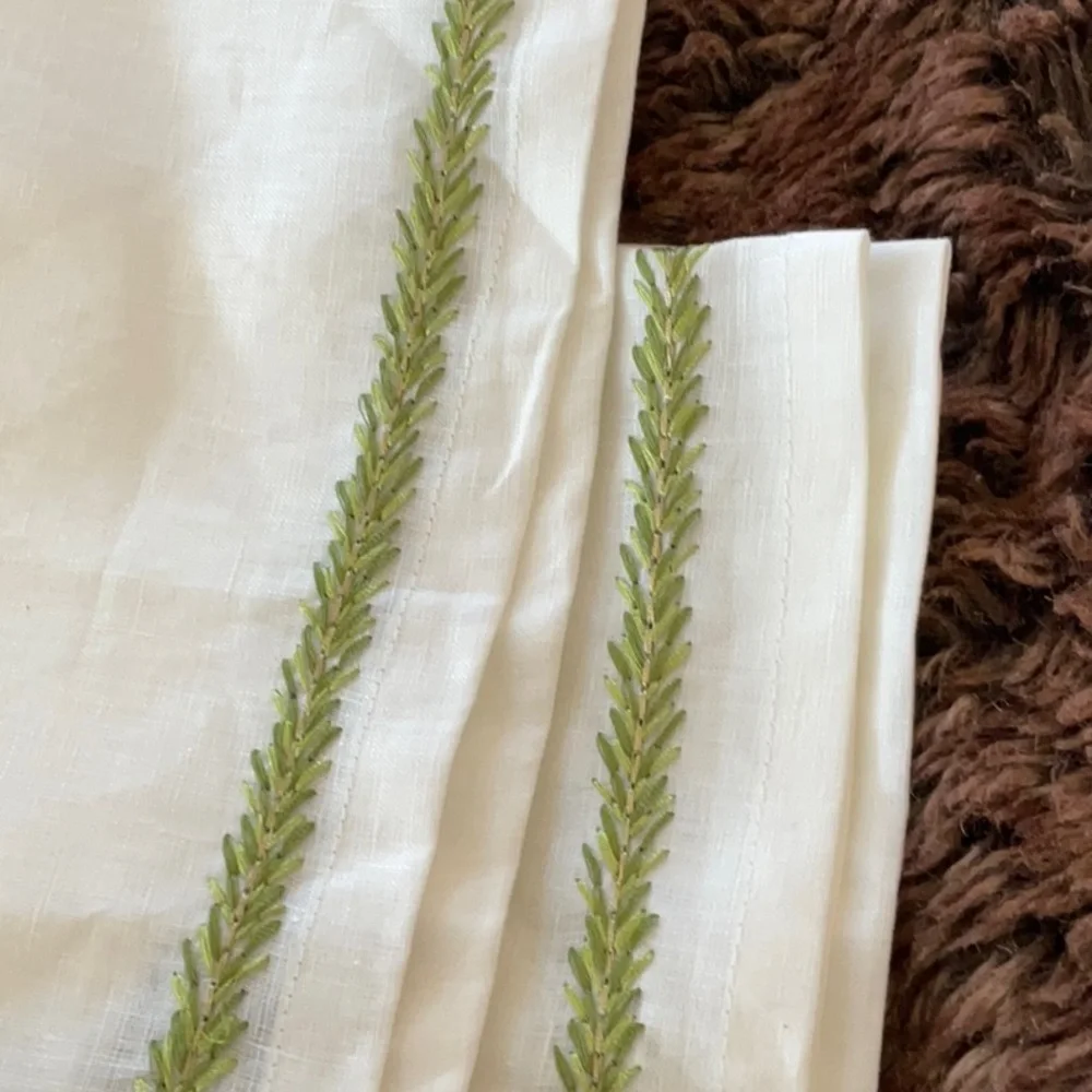NWOT KIM SEYBERT JARDIN WHITE LINEN LIGHT & DARK GREEN AND GOLD THREAD SET OF 2